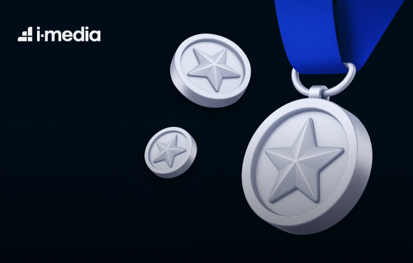 /blog/istoriya-uspekha/i-media-zanyalo-vtoroe-mesto-v-ecom-awards-2025/